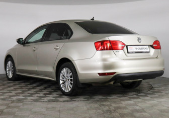 Подержанный автомобиль Volkswagen Jetta Sedan 2012 года (7 фото)