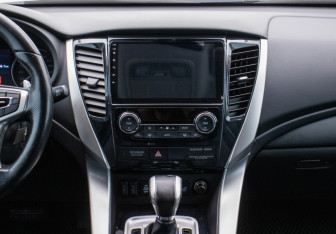 Подержанный автомобиль Mitsubishi Pajero Sport 2016 года (14 фото)