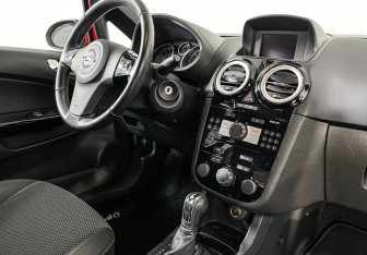 Подержанный автомобиль Opel Corsa 2010 года (9 фото)