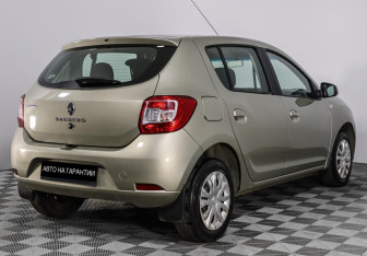 Подержанный автомобиль Renault Sandero 2015 года (3 фото)