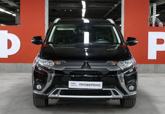 Подержанный автомобиль Mitsubishi Outlander 2019 года (2 фото)