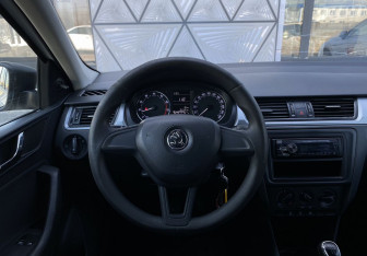 Подержанный автомобиль Skoda Rapid Liftback 2016 года (11 фото)