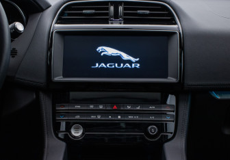 Подержанный автомобиль Jaguar F-Pace 2020 года (14 фото)