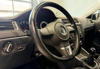 Подержанный автомобиль Volkswagen Jetta Sedan 2014 года (13 фото)
