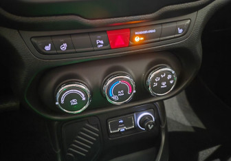 Подержанный автомобиль Jeep Renegade 2016 года (16 фото)