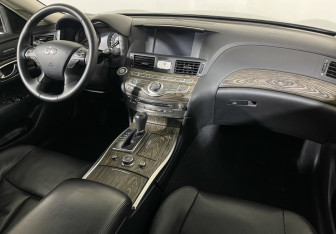 Подержанный автомобиль Infiniti Q70 2016 года (9 фото)