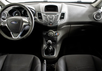 Подержанный автомобиль Ford Fiesta Sedan 2015 года (11 фото)