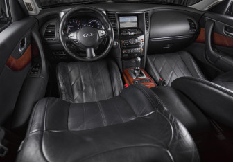 Подержанный автомобиль Infiniti QX70 2015 года (13 фото)