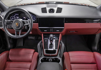 Подержанный автомобиль Porsche Cayenne 2018 года (14 фото)