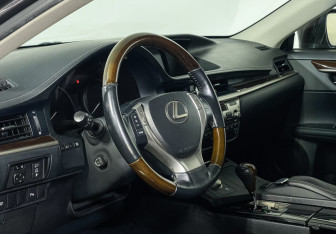Подержанный автомобиль Lexus ES 2014 года (9 фото)