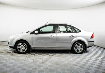 Подержанный автомобиль Ford Focus Sedan 2006 года (8 фото)