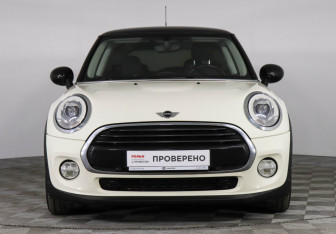 Подержанный автомобиль MINI Hatch 2017 года (2 фото)