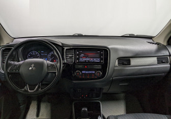Подержанный автомобиль Mitsubishi Outlander 2018 года (22 фото)