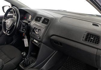 Подержанный автомобиль Volkswagen Polo Sedan 2015 года (12 фото)