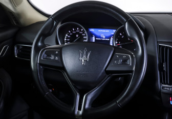 Подержанный автомобиль Maserati Levante 2018 года (13 фото)