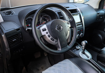 Подержанный автомобиль Nissan X-Trail 2010 года (12 фото)