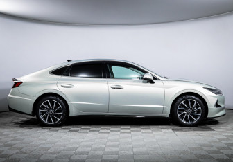 Подержанный автомобиль Hyundai Sonata 2022 года (4 фото)