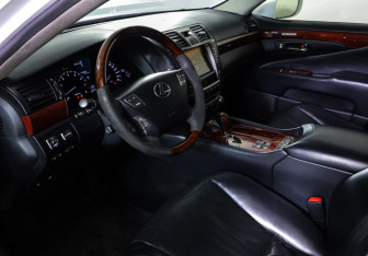 Подержанный автомобиль Lexus LS 2012 года (15 фото)