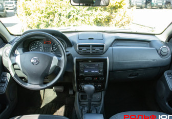 Подержанный автомобиль Nissan Terrano 2015 года (10 фото)