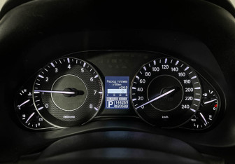 Подержанный автомобиль Nissan Patrol 2012 года (11 фото)