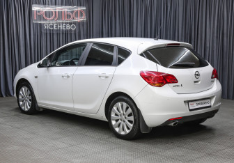 Подержанный автомобиль Opel Astra Hatchback 2011 года (7 фото)