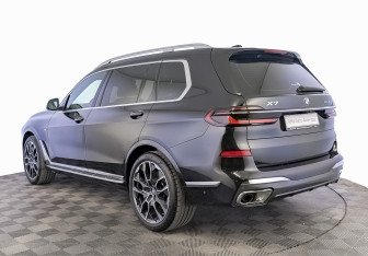 Подержанный автомобиль BMW X7 2025 года (7 фото)