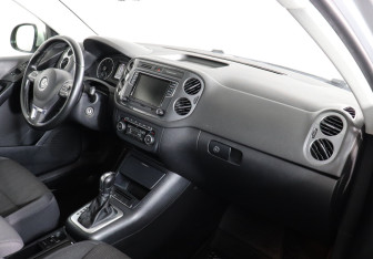 Подержанный автомобиль Volkswagen Tiguan 2015 года (10 фото)
