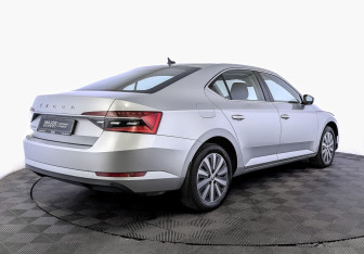 Подержанный автомобиль Skoda Superb Liftback 2020 года (5 фото)