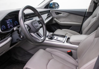 Подержанный автомобиль Audi Q8 2019 года (10 фото)
