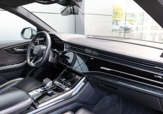 Подержанный автомобиль Audi Q8 2019 года (10 фото)