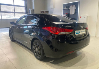 Подержанный автомобиль Hyundai Elantra Sedan 2012 года (6 фото)