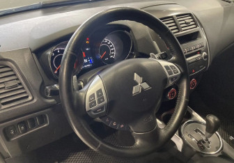 Подержанный автомобиль Mitsubishi ASX 2011 года (13 фото)