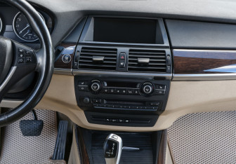 Подержанный автомобиль BMW X5 2011 года (14 фото)