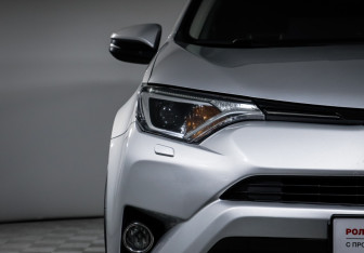 Подержанный автомобиль Toyota RAV4 2017 года (16 фото)