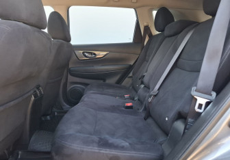 Подержанный автомобиль Nissan X-Trail 2015 года (11 фото)