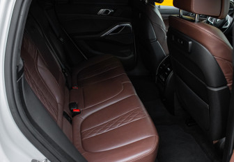 Подержанный автомобиль BMW X6 2021 года (8 фото)