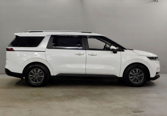 Подержанный автомобиль Kia Carnival 2021 года (4 фото)