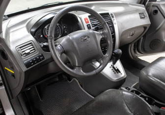 Подержанный автомобиль Hyundai Tucson 2005 года (16 фото)
