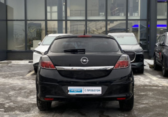 Подержанный автомобиль Opel Astra Hatchback 2010 года (6 фото)