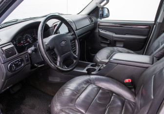 Подержанный автомобиль Ford Explorer 2005 года (10 фото)