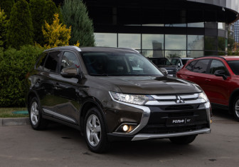 Подержанный автомобиль Mitsubishi Outlander 2015 года (2 фото)