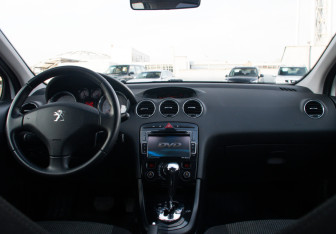 Подержанный автомобиль Peugeot 408 2014 года (12 фото)