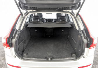 Подержанный автомобиль Volvo XC60 2019 года (10 фото)