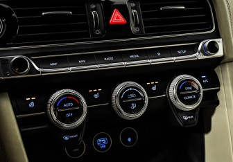 Подержанный автомобиль Genesis G70 2021 года (15 фото)