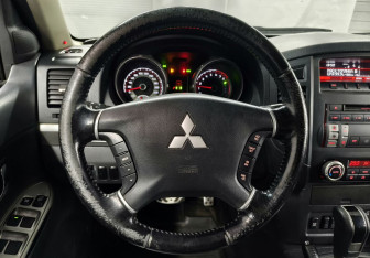 Подержанный автомобиль Mitsubishi Pajero 2013 года (15 фото)