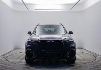 Подержанный автомобиль BMW X5 2021 года (2 фото)