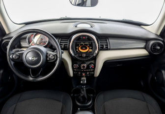 Подержанный автомобиль MINI Hatch 2016 года (14 фото)