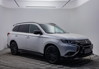 Подержанный автомобиль Mitsubishi Outlander 2022 года (3 фото)