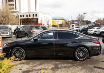 Подержанный автомобиль Lexus ES 2019 года (6 фото)