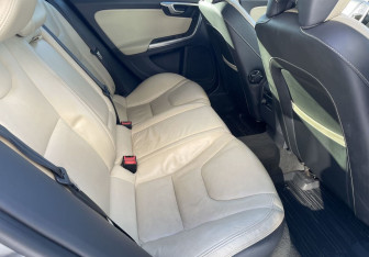 Подержанный автомобиль Volvo S60 2012 года (11 фото)